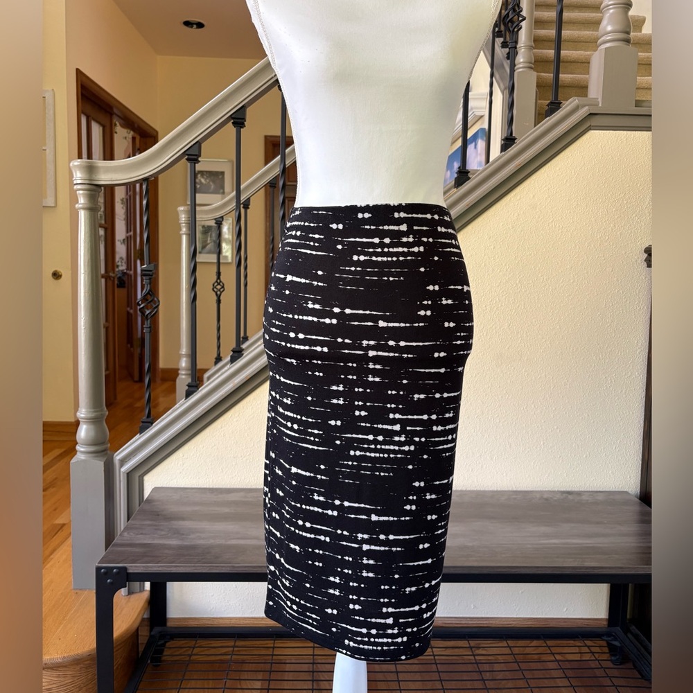 Forever 21 NWOT Contemporary Pattern Black & White Pencil Midi Skirt Size S